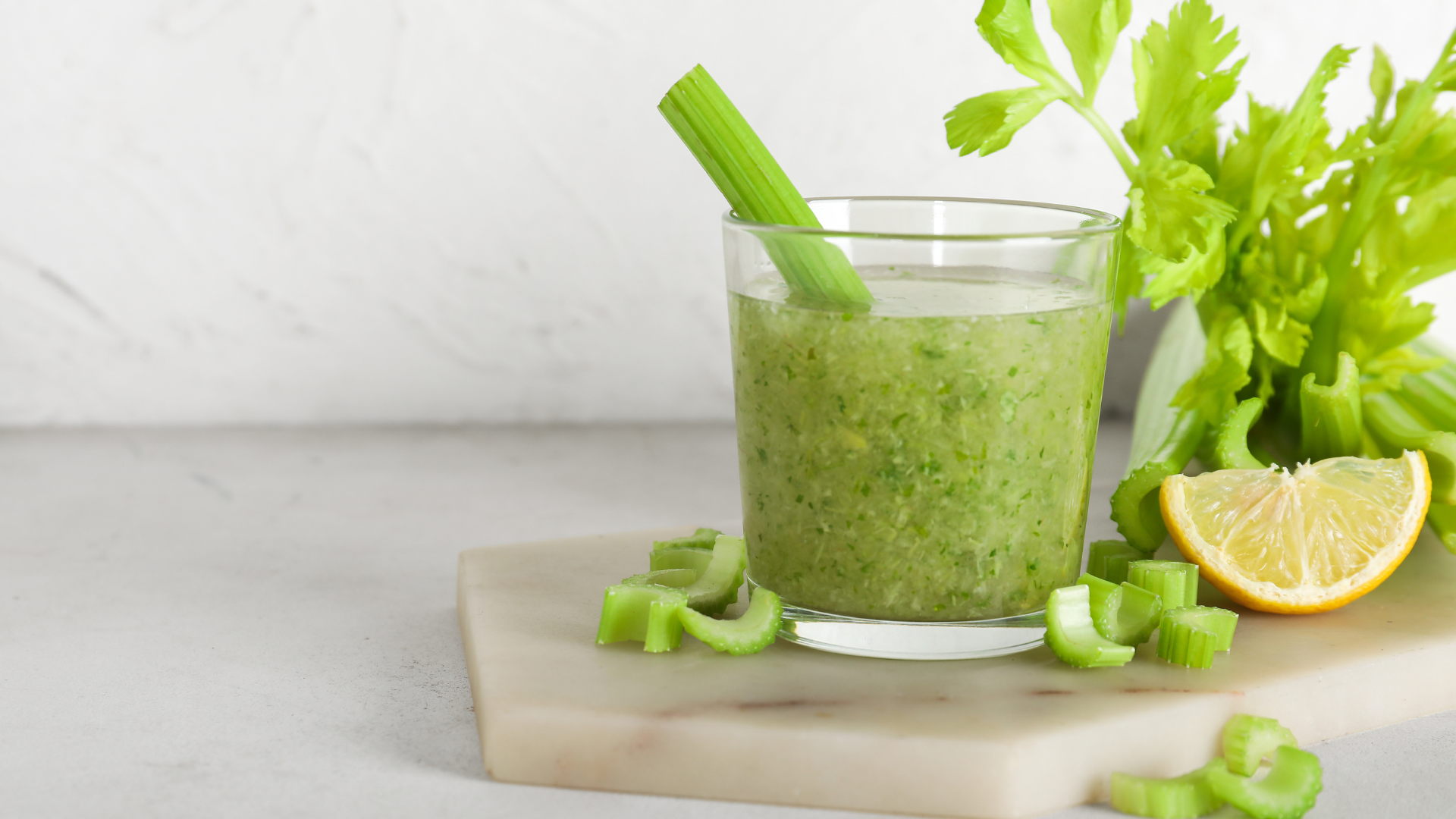 Việc xác định đúng đối tượng nên uống nước ép cần tây sẽ giúp bạn tránh được những tác dụng không mong muốn