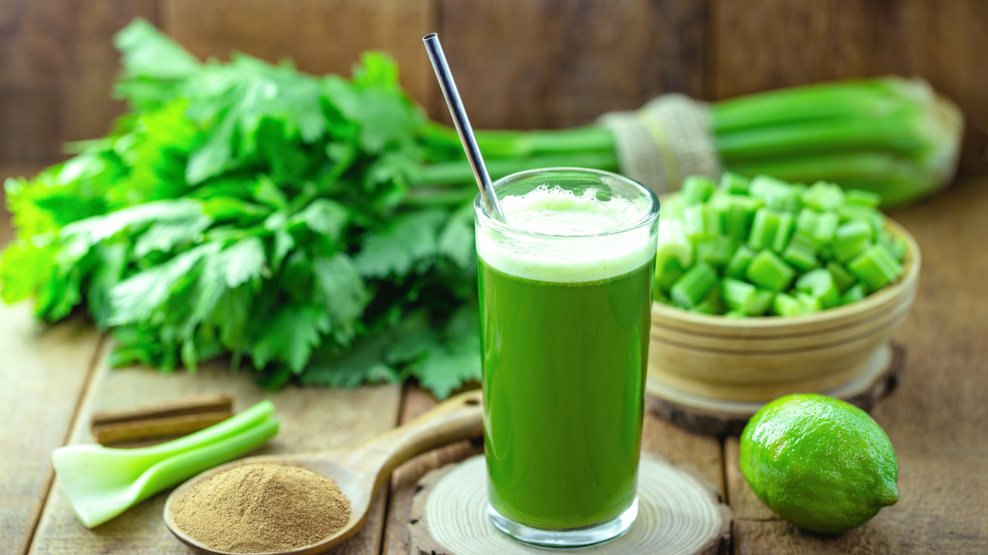 Uống nước ép cần tây trước khi đi ngủ có thể mang lại nhiều lợi ích nếu được sử dụng đúng cách