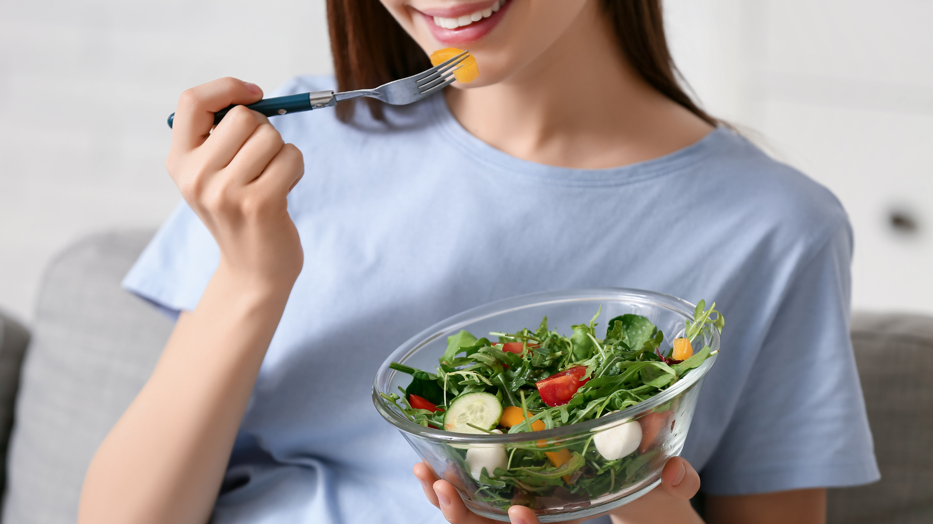 Duy trì chế độ ăn uống đa dạng, đầy đủ dưỡng chất hỗ trợ cải thiện những vấn đề về kinh nguyệt