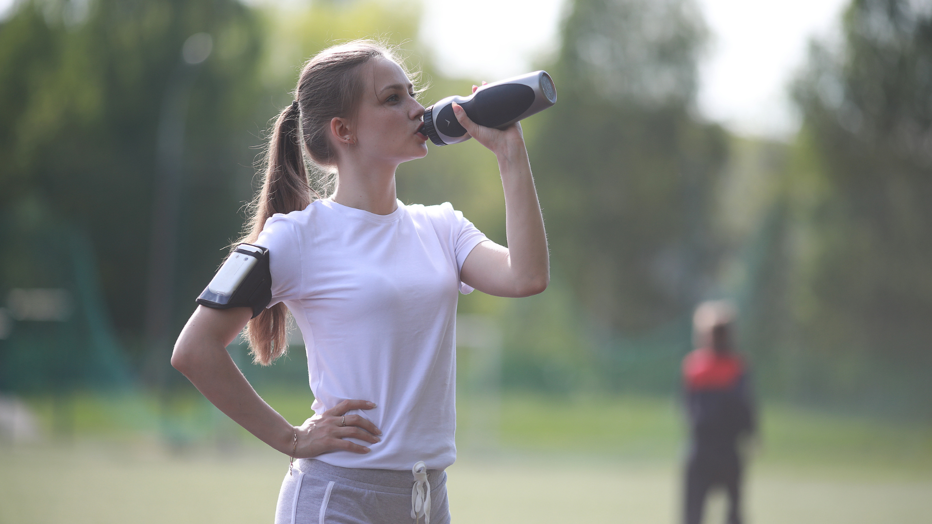 Việc lạm dụng nước lá hoặc dùng thay thế thuốc điều trị có thể làm giảm hiệu quả kiểm soát mỡ máu và tăng nguy cơ biến chứng