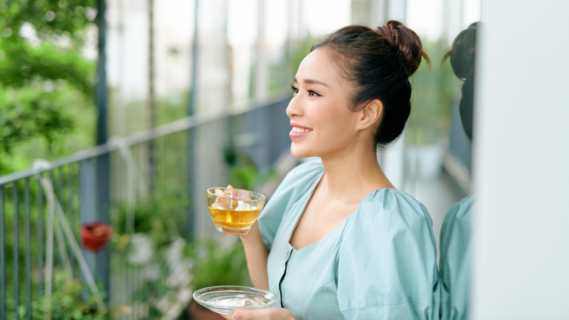 Một ly nước lá ổi ấm sau bữa sáng nhẹ giúp kích thích trao đổi chất và tăng cường chuyển hoá năng lượng trong ngày