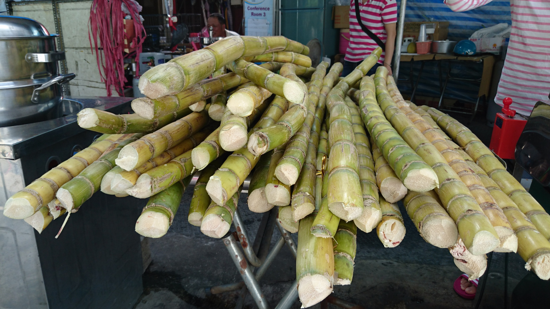 Hãy chọn mua nước mía ở nơi sạch sẽ, dụng cụ ép được vệ sinh thường xuyên