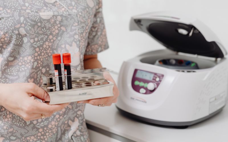 Dùng quá nhiều nước sả gừng có thể dẫn đến tình trạng hạ đường huyết hoặc dao động đường máu thất thường