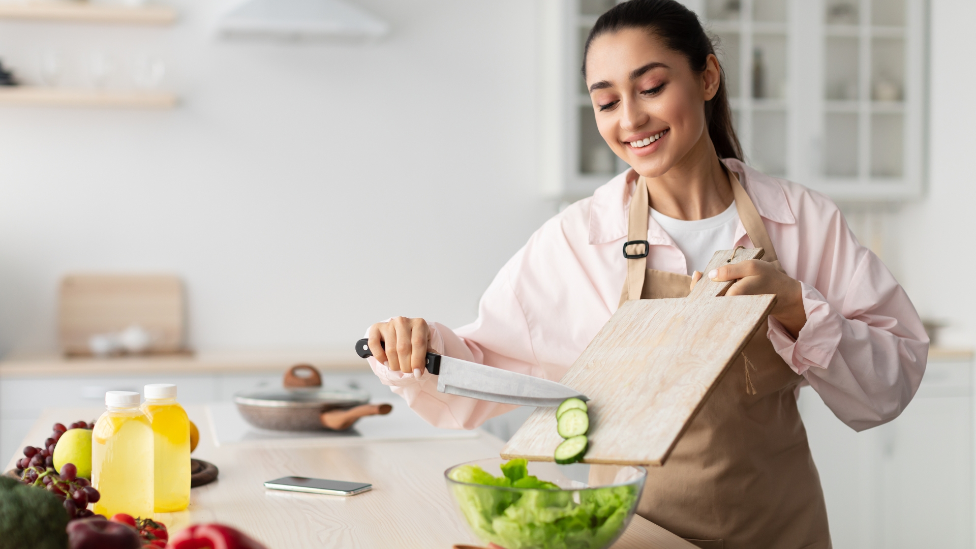 Khi kết hợp với chế độ ăn cân đối, nước tắc giúp hỗ trợ tăng cường hệ miễn dịch