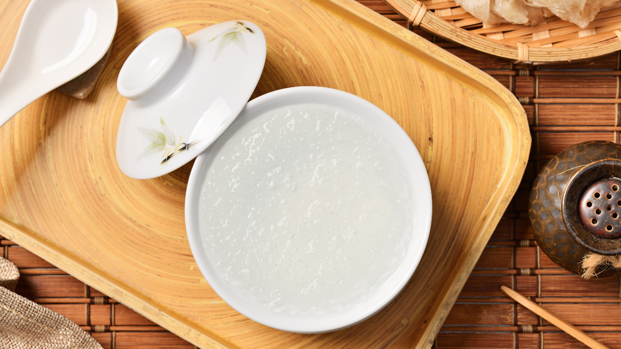 Nên uống nước yến là buổi sáng khi dạ dày còn rỗng và buổi tối trước khi đi ngủ