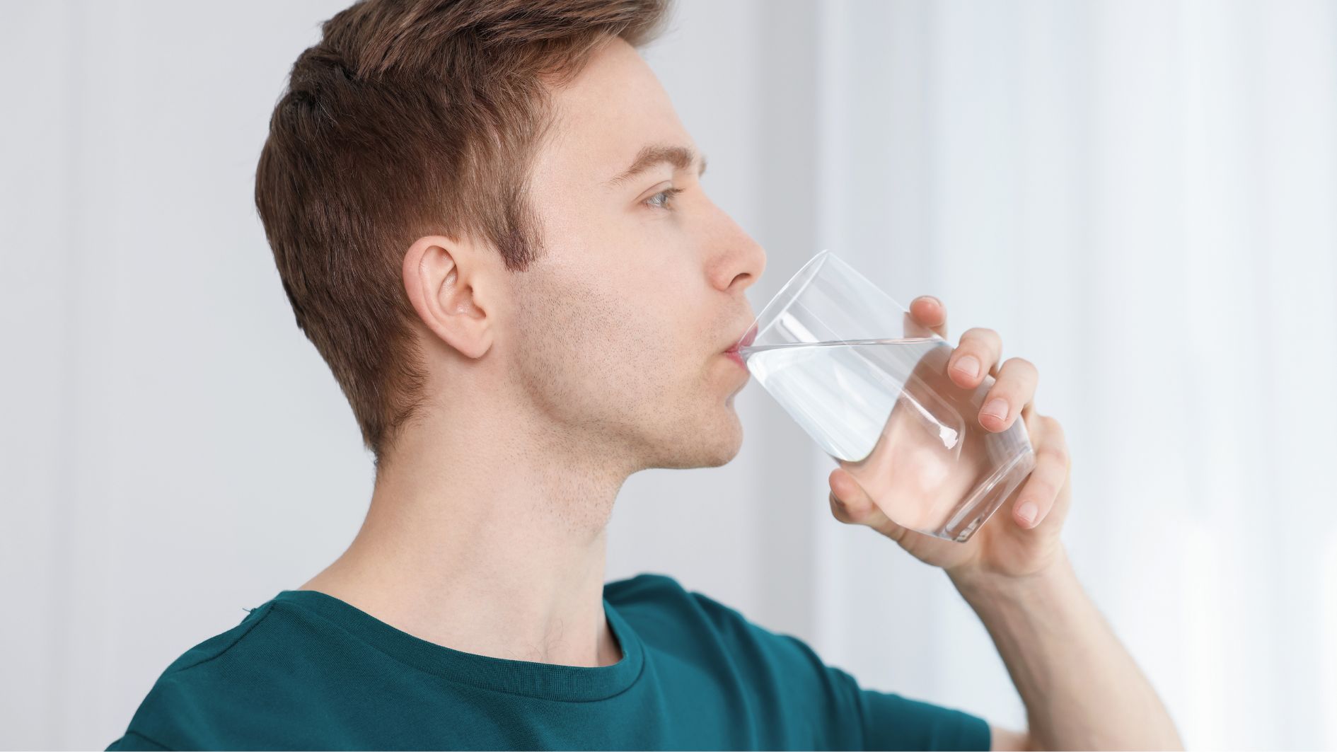 Uống rượu bị đau đầu nên làm gì? Uống đủ nước và bổ sung đồ uống giàu vitamin, khoáng chất để giảm đau đầu