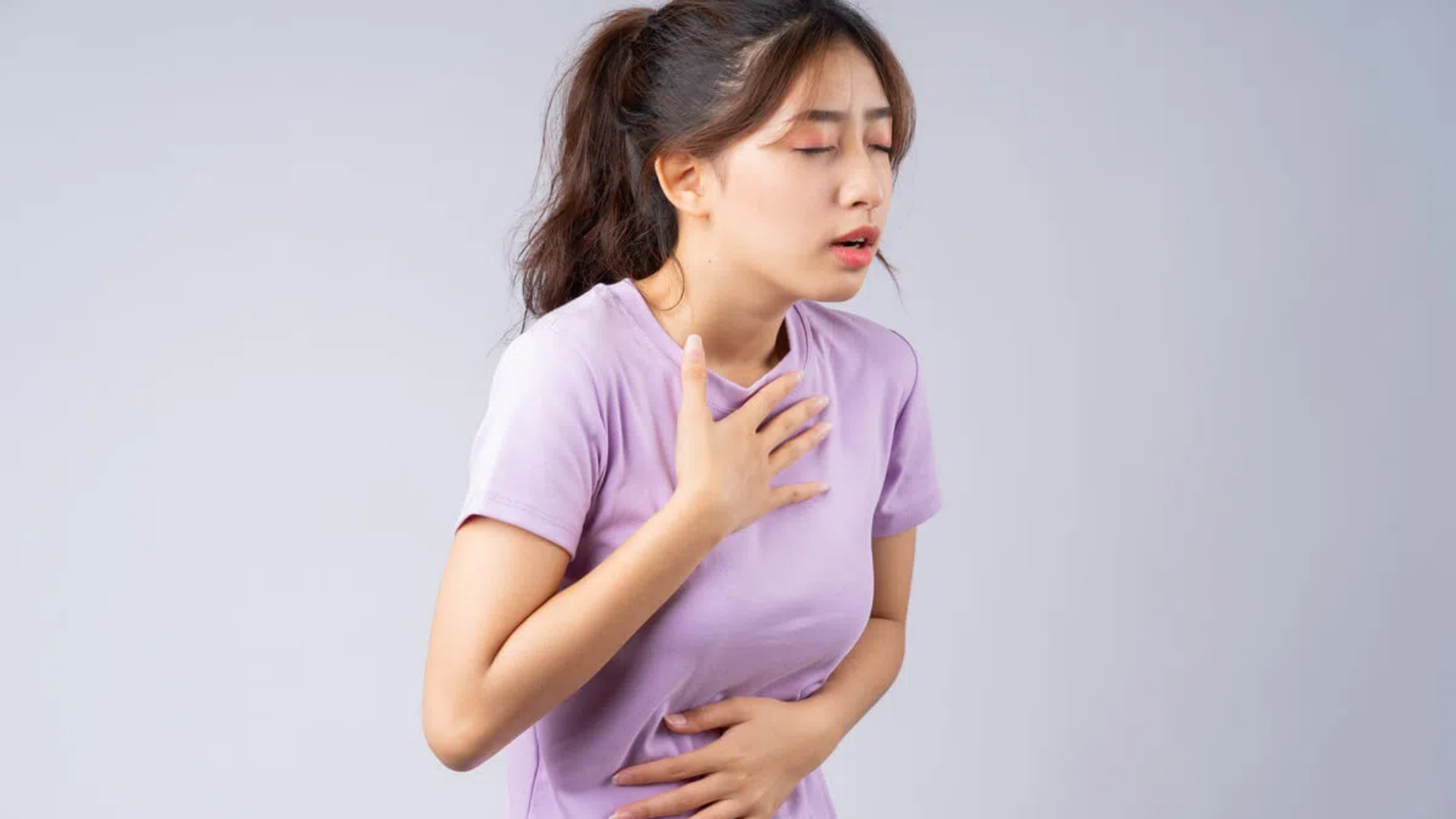 Uống rượu trước khi ngủ dễ gây trào ngược axit, nóng rát ngực, khó chịu cổ họng suốt đêm