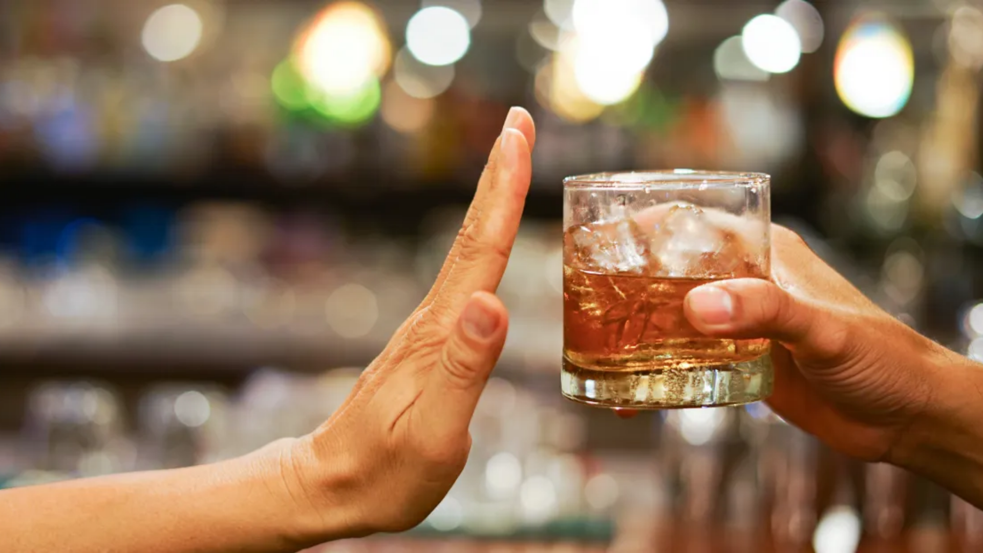 Giảm dần lượng rượu, tránh uống sát giờ ngủ, là cách đơn giản để cải thiện giấc ngủ hiệu quả