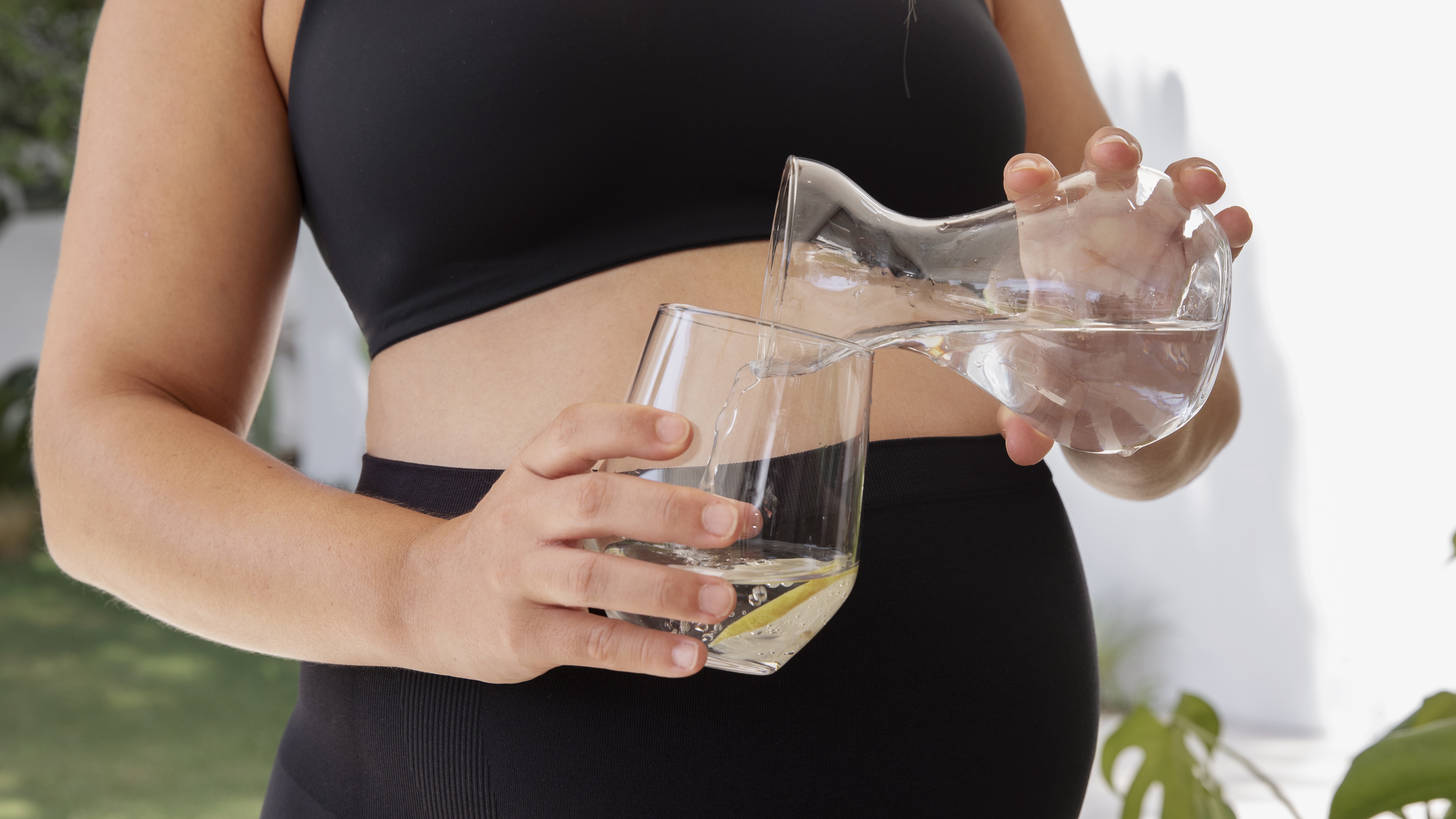 Khi bà bầu bị tiêu chảy cần uống nước đầy đủ