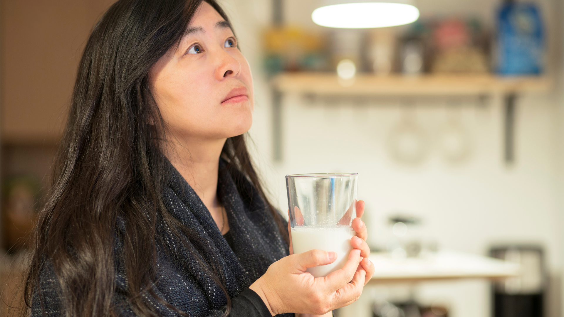 Uống sữa trước khi ngủ là thói quen của nhiều người