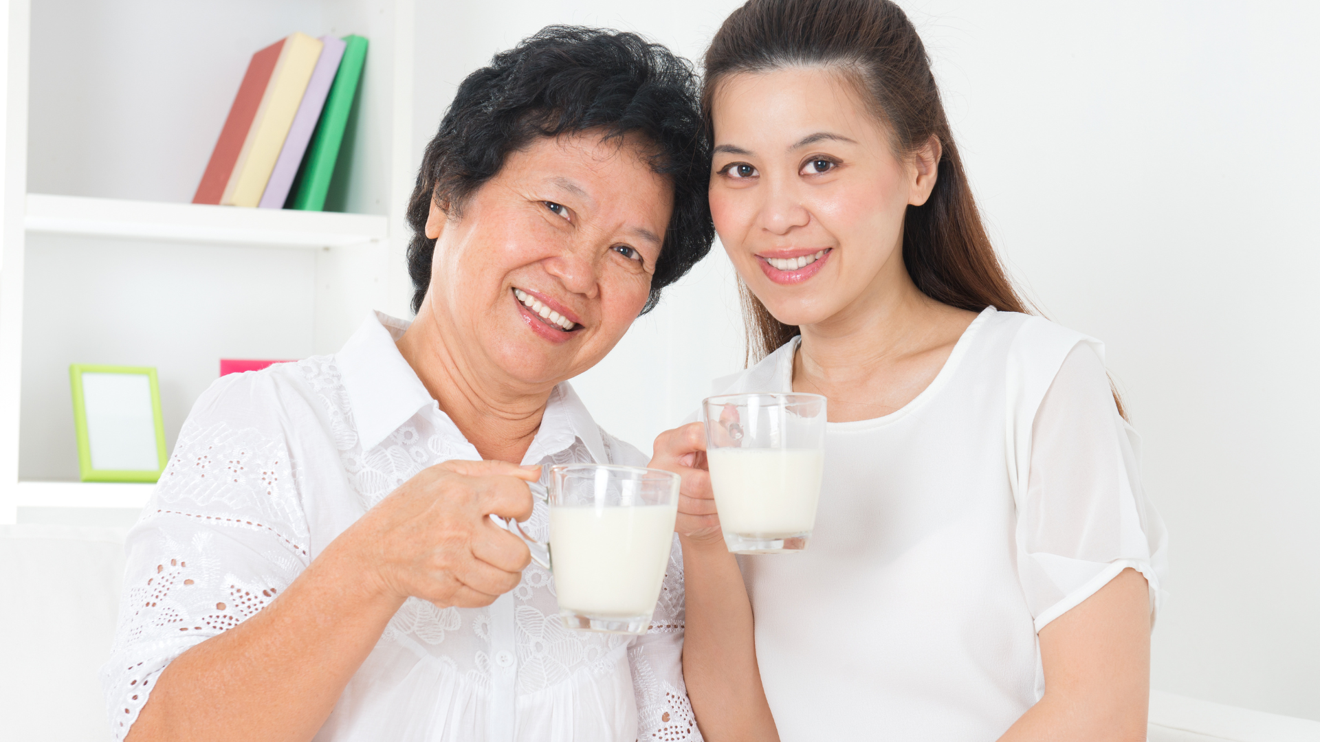 Người lớn tuổi có thể chọn sữa bổ sung thêm canxi và vitamin D nhằm hỗ trợ xương khớp