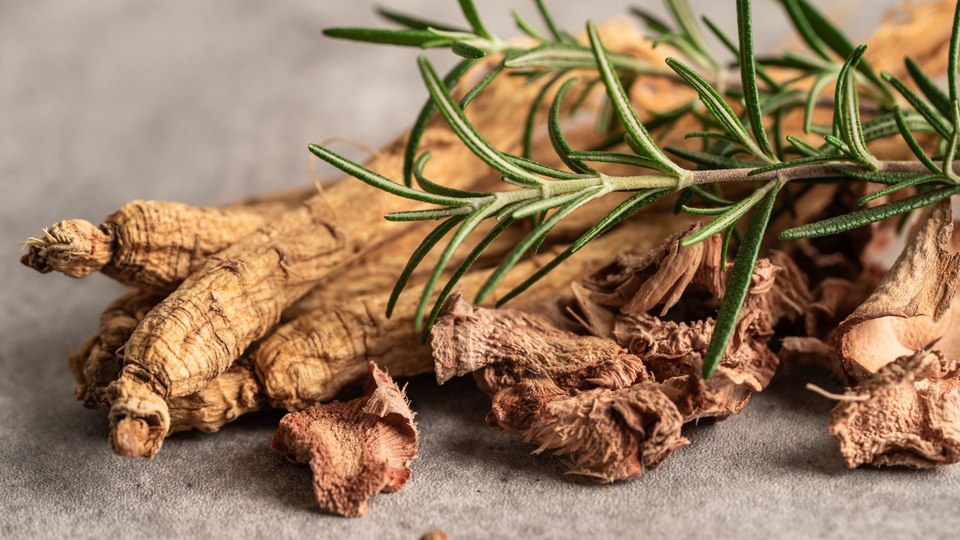 Pha tam thất mật ong với nước ấm để giữ dưỡng chất