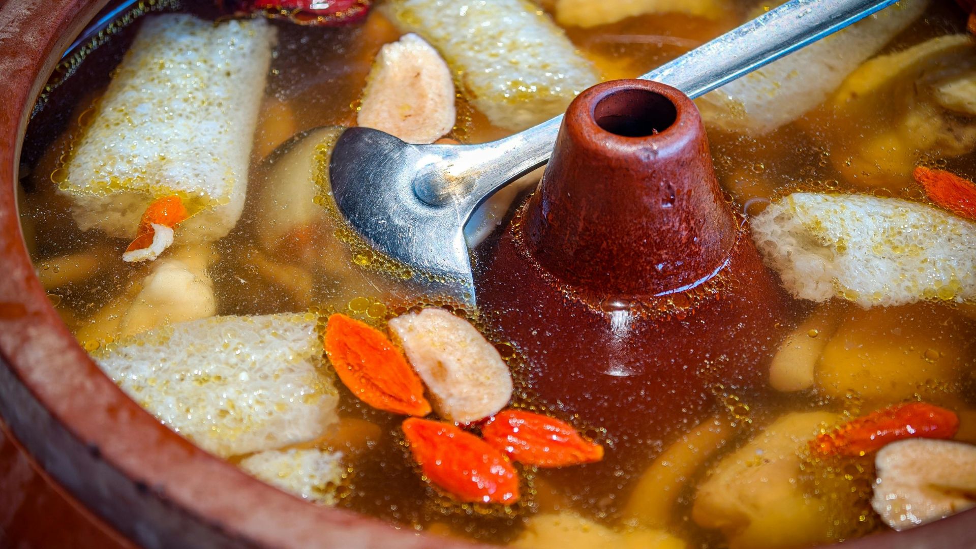 Uống táo đỏ kỷ tử hàng ngày có tốt không là vấn đề được nhiều người quan tâm khi sử dụng hai loại dược liệu này