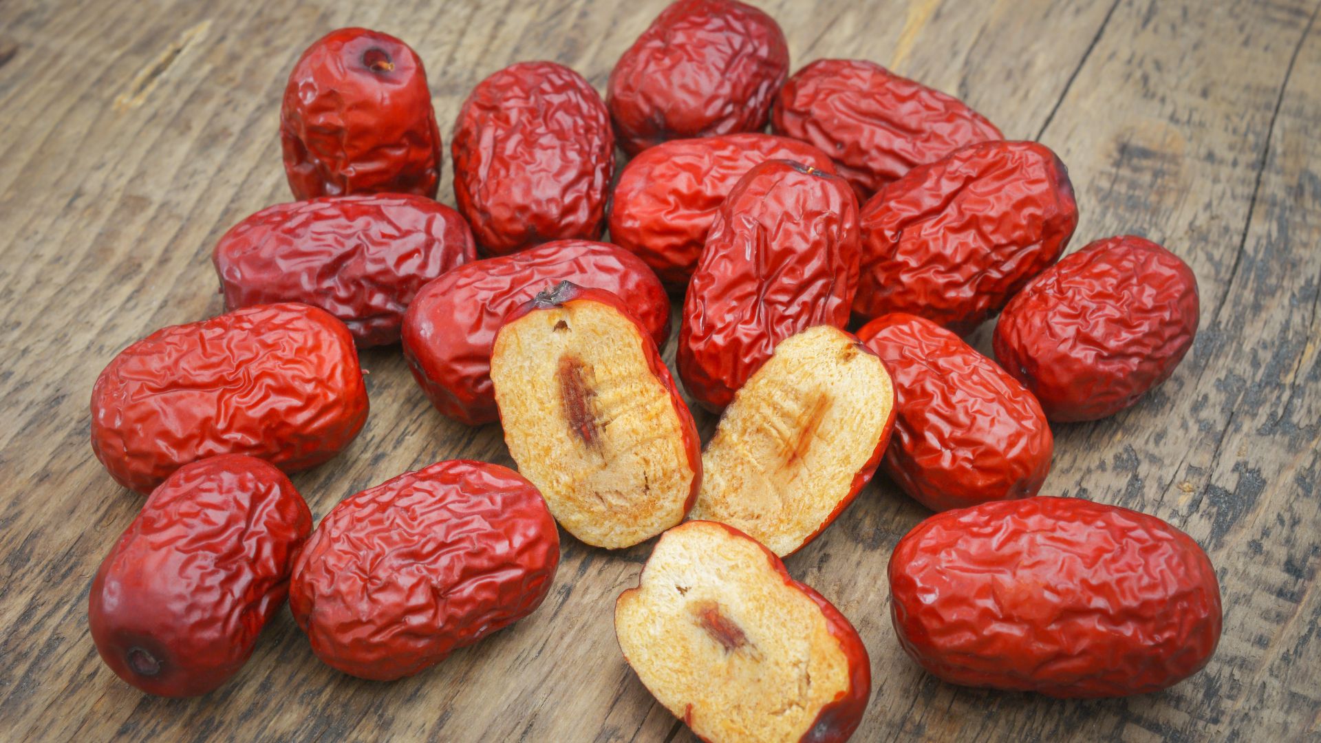 Táo đỏ chứa nhiều vitamin và khoáng chất góp phần hỗ trợ các chức năng chuyển hóa trong cơ thể