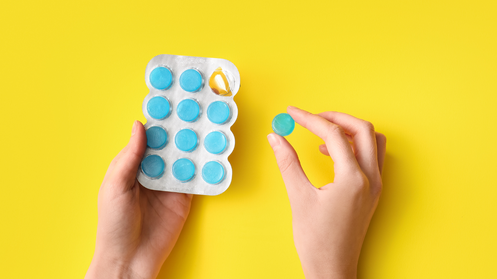 Mẹ có thể sử dụng các loại kẹo ngậm ho chứa tinh dầu bạc hà