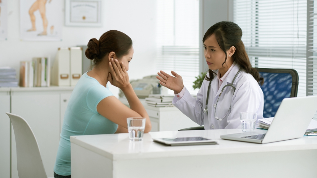 Cần đi khám ngay nếu rong kinh kéo dài, ra máu nhiều, đau bụng dữ dội hoặc nghi có thai