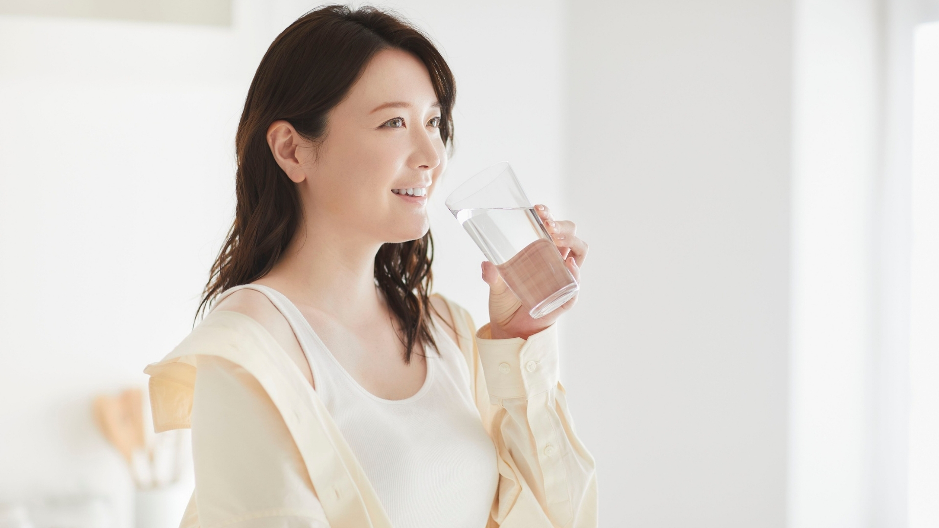 Mẹ bầu nên uống nước đều đặn trong ngày, có thể thay thế bằng nước ấm, nước chanh loãng hoặc nước điện giải nhẹ để giúp cơ thể dễ chịu hơn