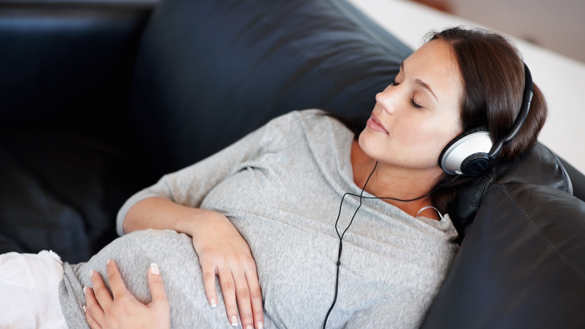 Giữ tinh thần thoải mái, hạn chế căng thẳng sẽ giúp giảm triệu chứng nghén hiệu quả hơn