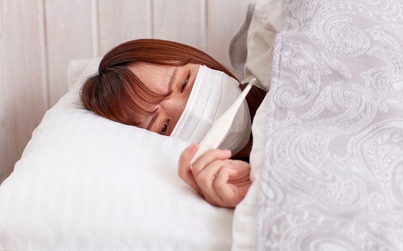 Sử dụng nhiệt kế để xác định chính xác nhiệt độ cơ thể và xử trí kịp thời