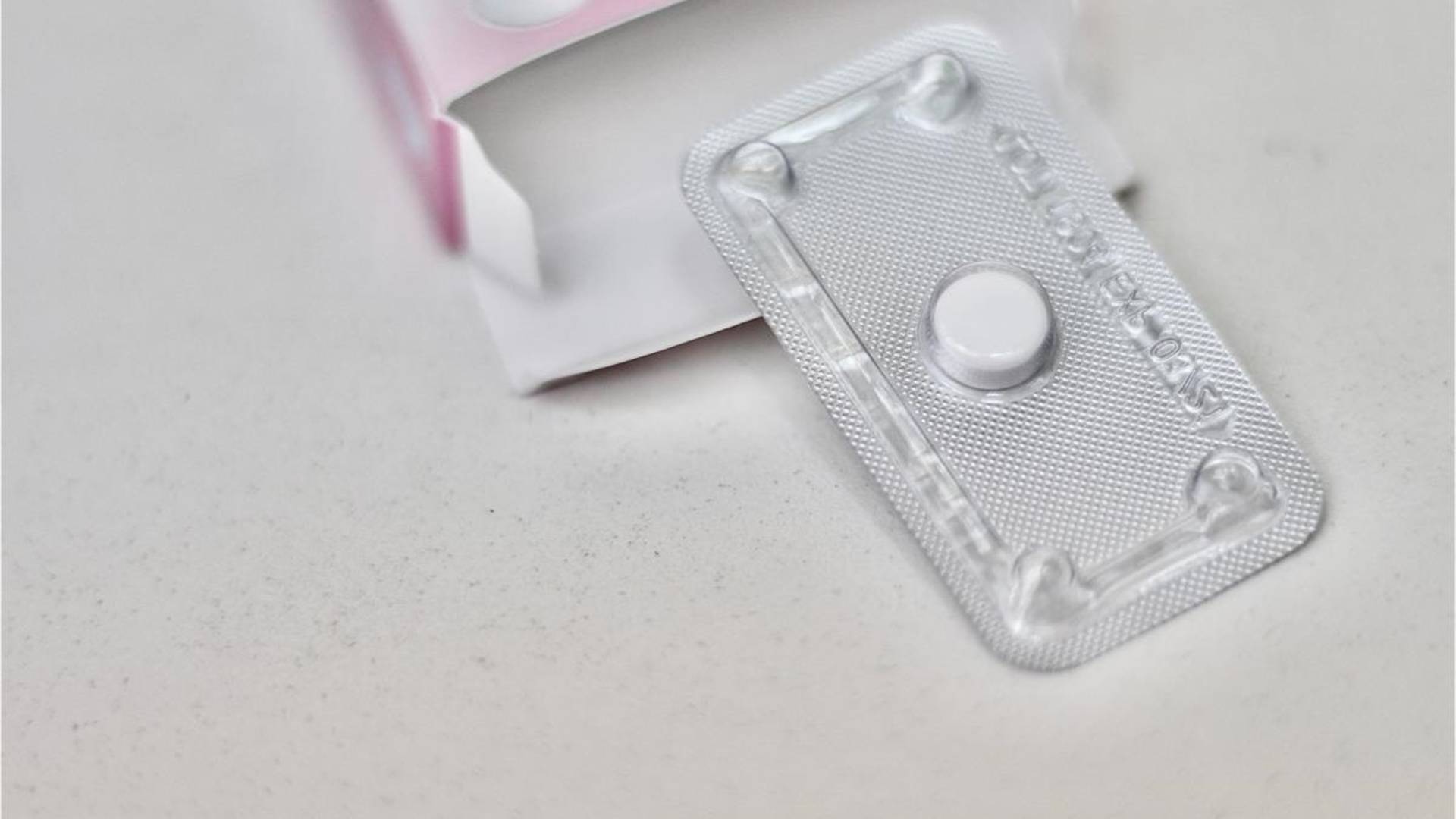 Uống thuốc tránh thai bị chậm kinh 20 ngày là thường gặp nhưng cần theo dõi các dấu hiệu bất thường