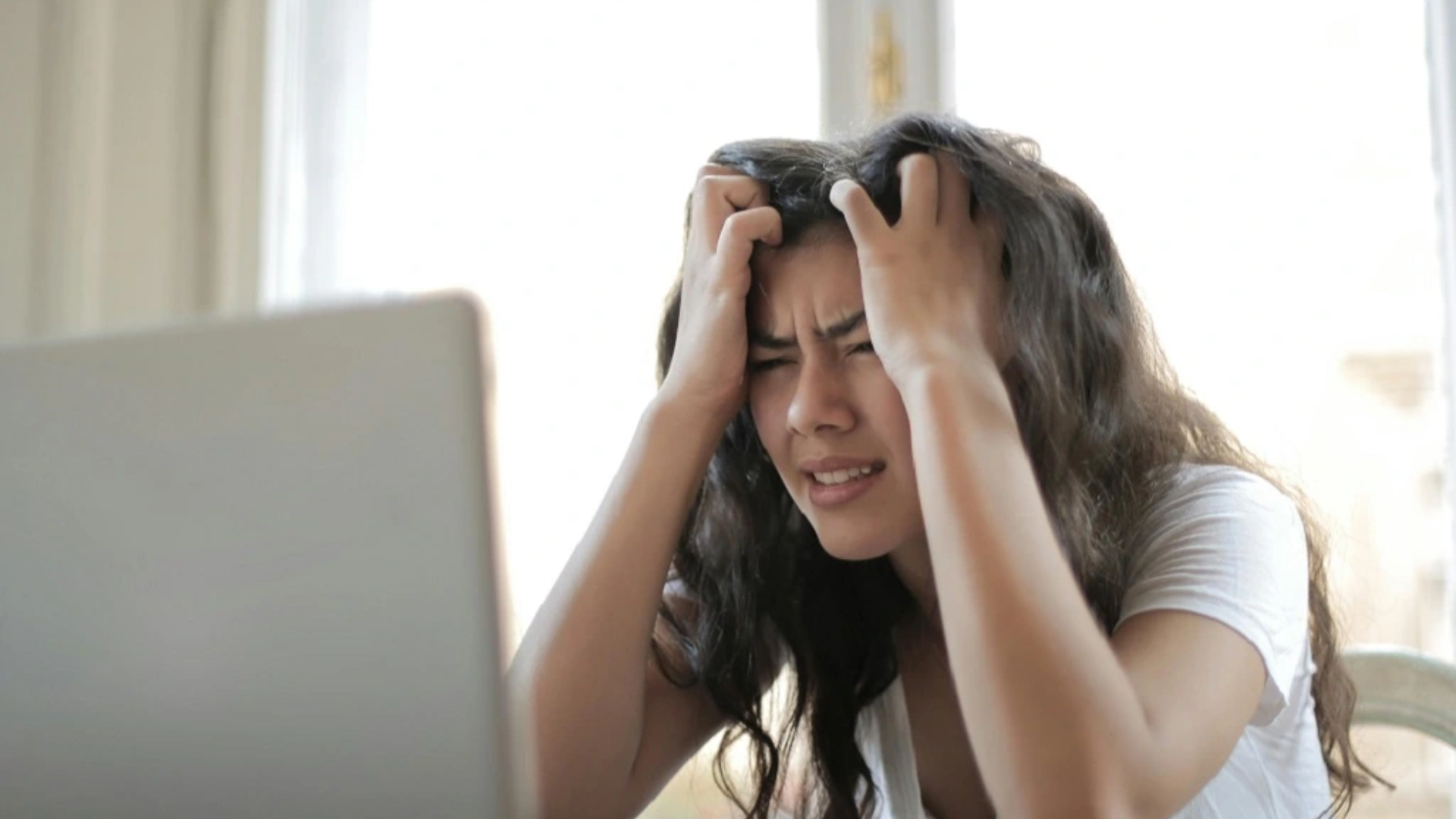 Sự thay đổi hormone và căng thẳng kéo dài có thể làm chu kỳ kinh bị gián đoạn, cơ thể mất cân bằng