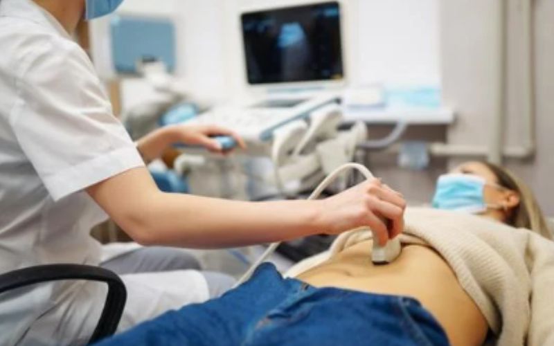 Nếu rong kinh kéo dài kèm các biểu hiện bất thường khác thì bạn cần đi khám để tìm nguyên nhân chính xác