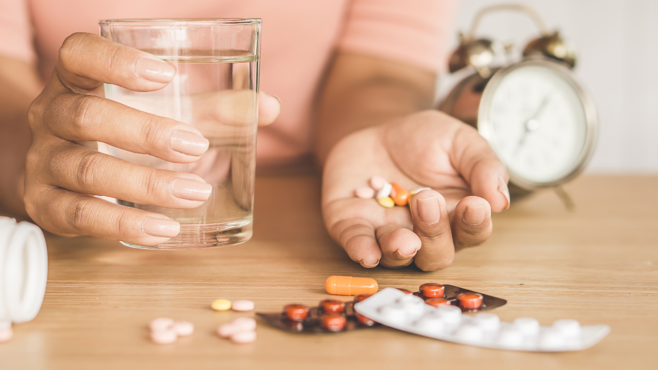 Nhiều người thắc mắc liệu uống thuốc trước khi tiêm vắc xin có ảnh hưởng đến hiệu quả phòng bệnh hay không