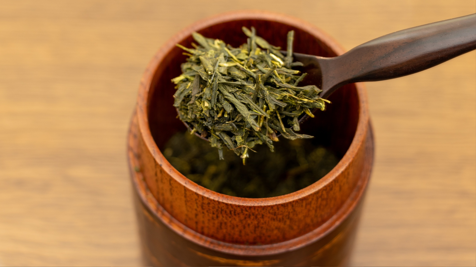 Trà khô thực chất là lá trà tươi được sấy hoặc sao khô