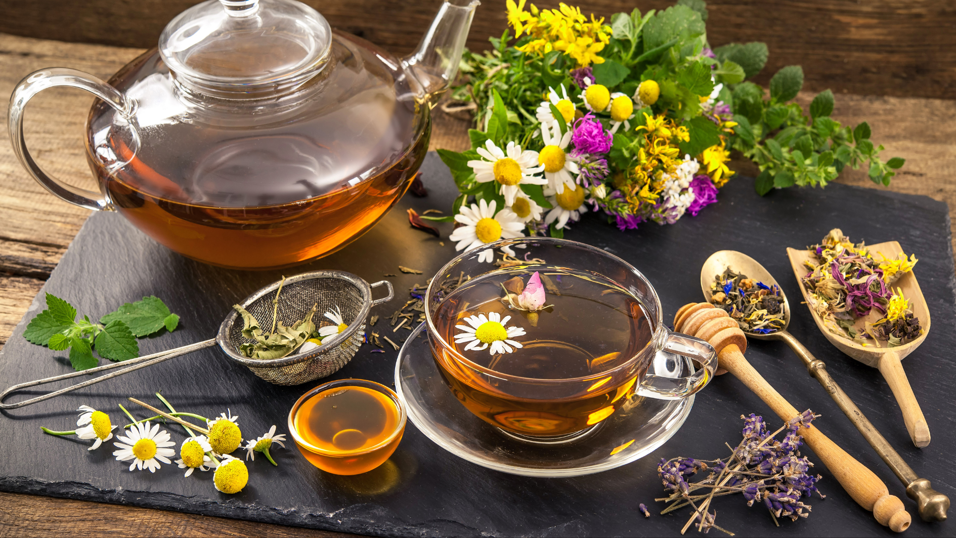 Uống trà thảo mộc trước khi đi ngủ sẽ giúp cơ thể thư giãn, dễ đi vào giấc ngủ