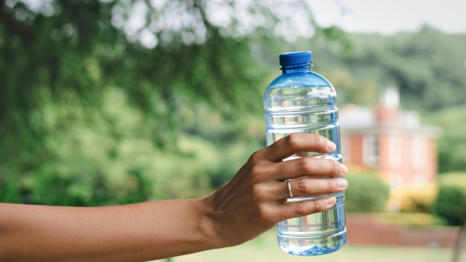 Ưu tiên nước lọc hoặc trà không đường thay cho đồ uống có ga để ổn định mức insulin