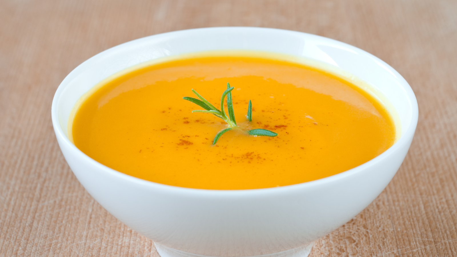 Ưu tiên thực phẩm mềm, lỏng như cháo hoặc súp ấm để giảm áp lực lên vùng xương hàm vừa phẫu thuật