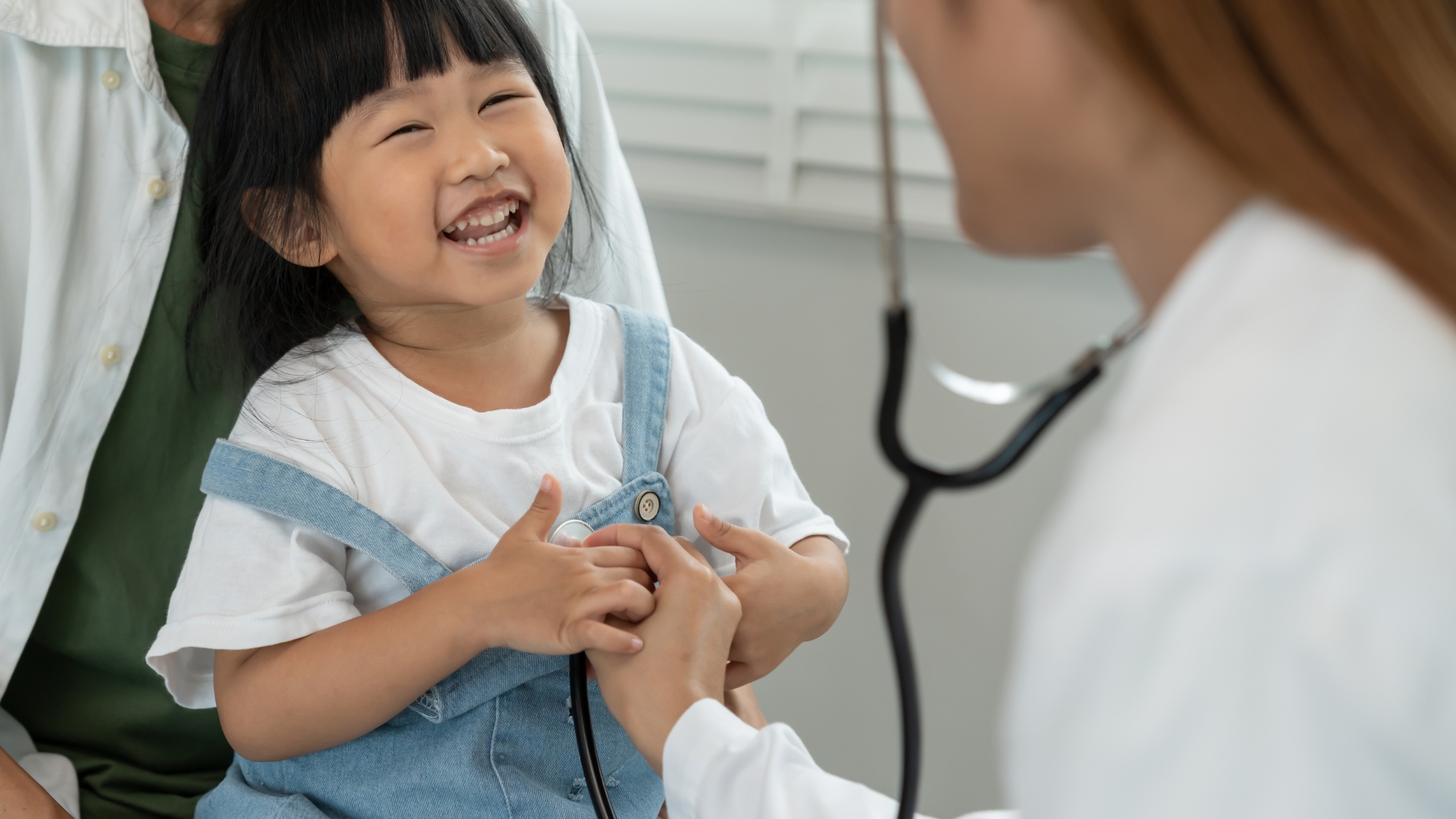 Cần cung cấp đầy đủ các thông tin về dị ứng, bệnh nền, thuốc đang sử dụng trước khi tiêm vắc xin