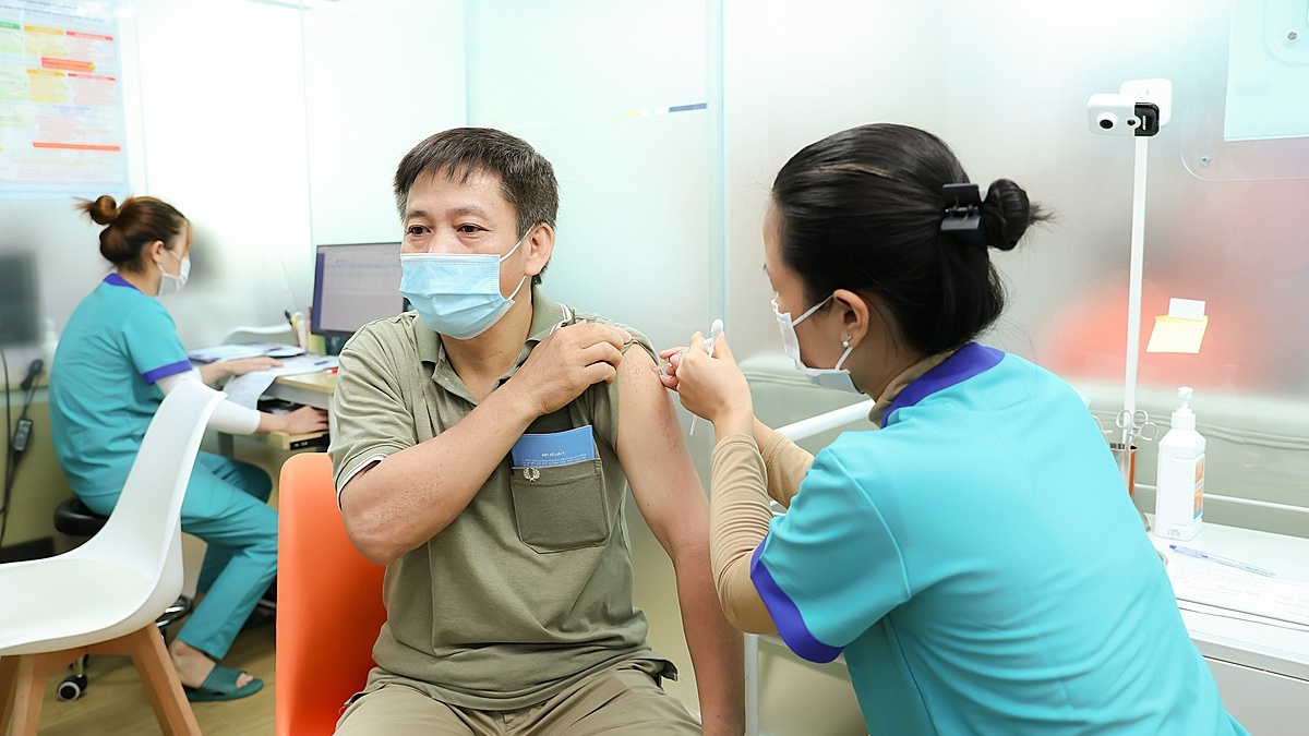 vac-xin-qdenga-vac-xin-sot-xuat-huyet-dau-tien-duoc-luu-hanh-o-viet-nam-3 Cropped.jpg