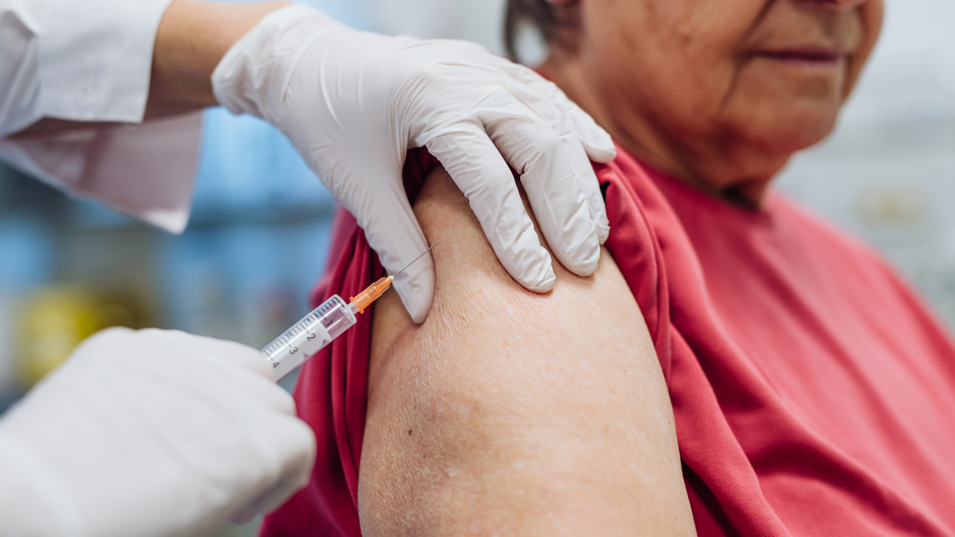 Vắc xin RSV cho người lớn tuổi giúp giảm đáng kể nguy cơ mắc bệnh nặng và biến chứng