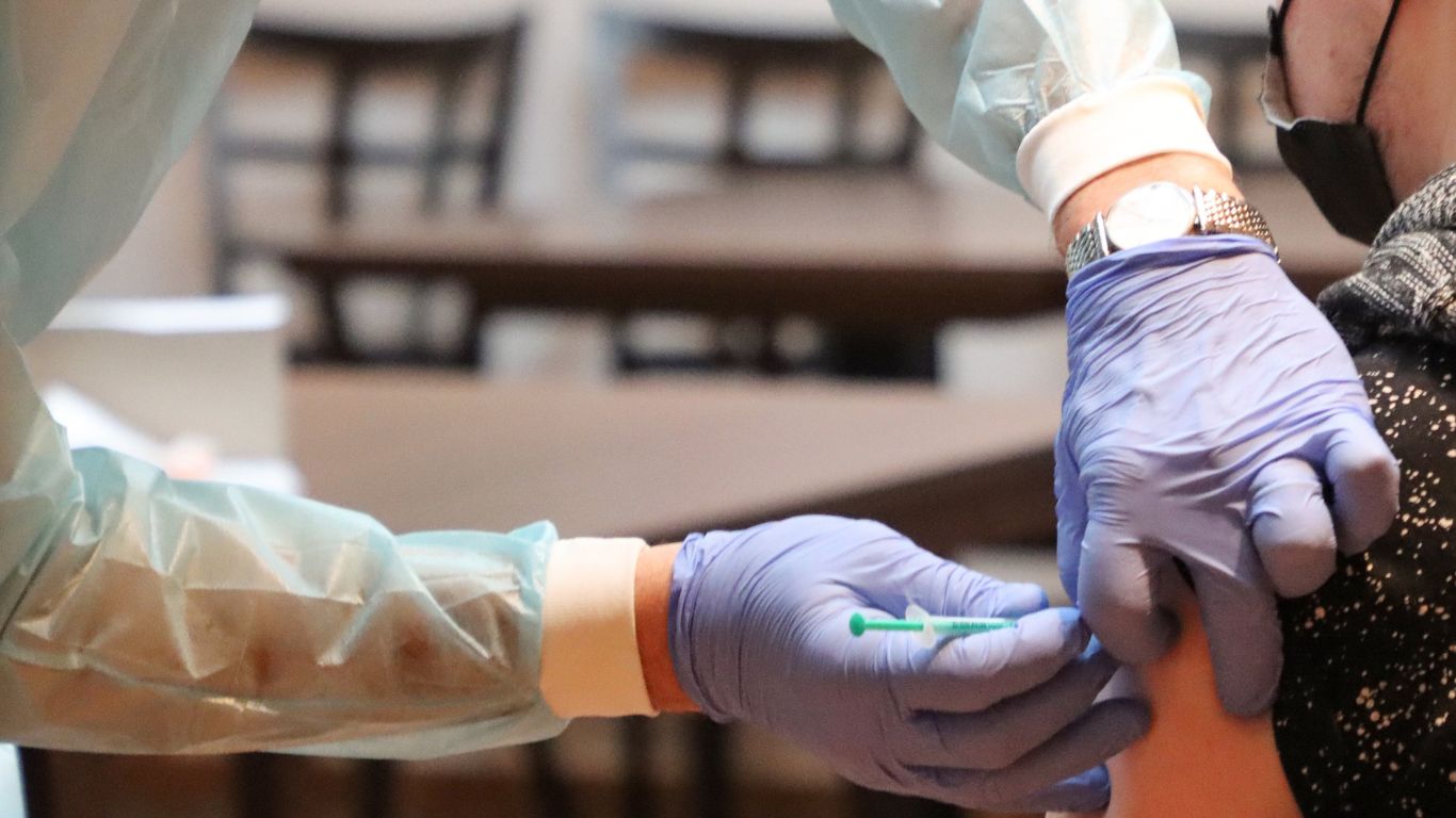 vac-xin-thuong-han-tiem-khi-nao 3