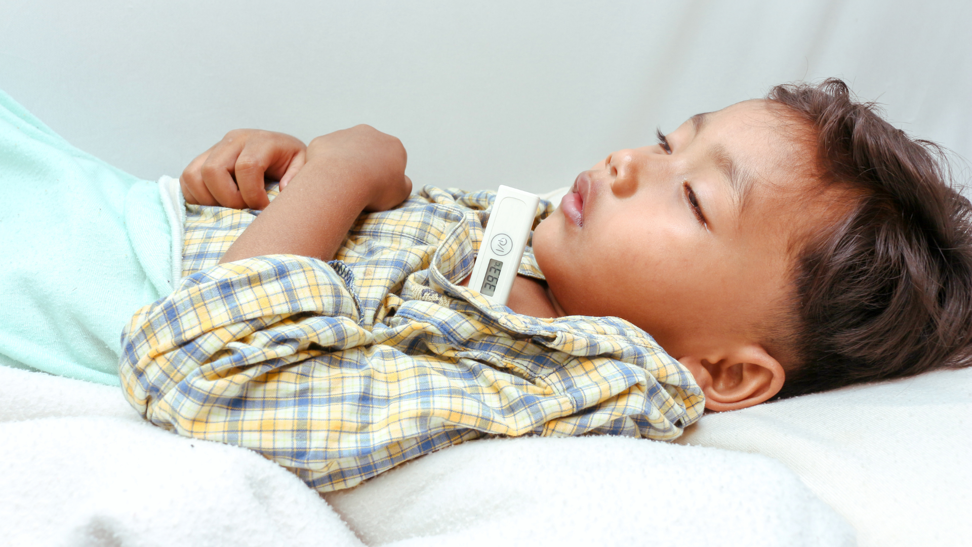 Trẻ sốt cao nên hoãn tiêm vắc xin viêm màng não mủ