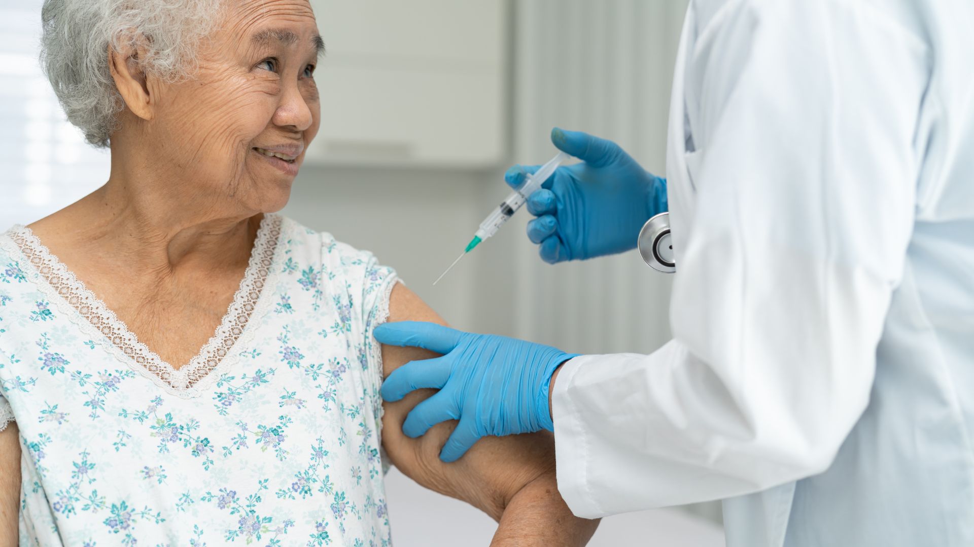 CDC Hoa Kỳ khuyến nghị người từ 50 tuổi trở lên tiêm 2 liều để giảm nguy cơ mắc Zona