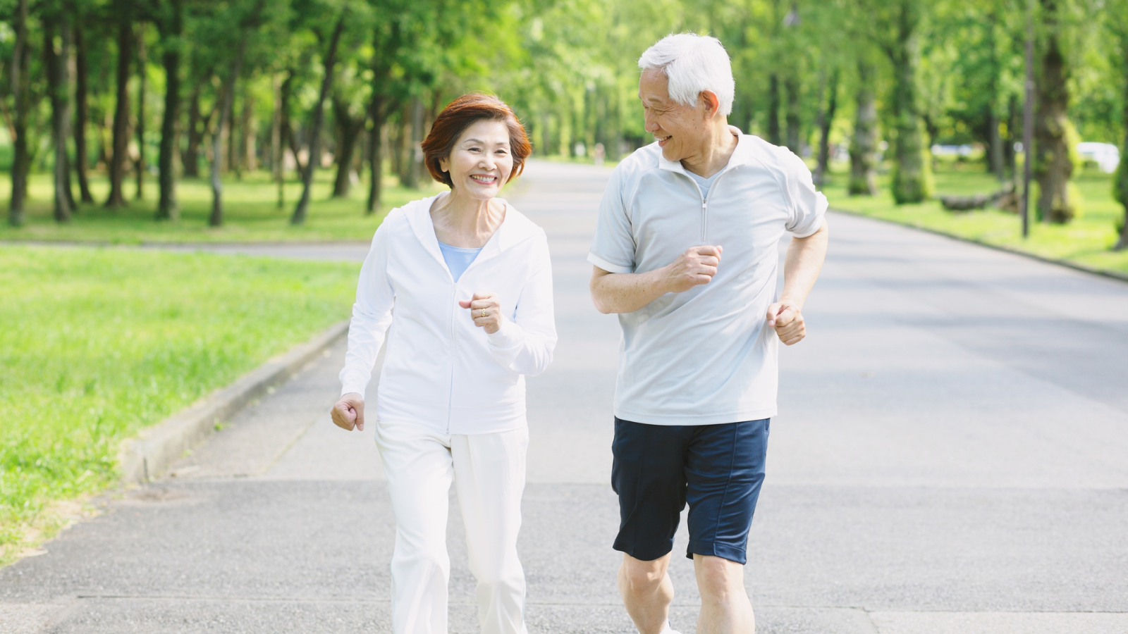 Vận động đi lại nhẹ nhàng giúp người gãy xương sườn phòng tránh biến chứng viêm phổi