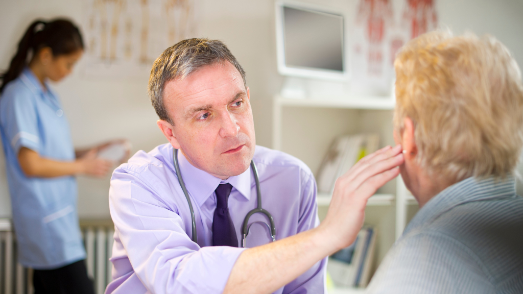 Vành tai bị đóng vảy có thể không phải là bệnh lây nhiễm