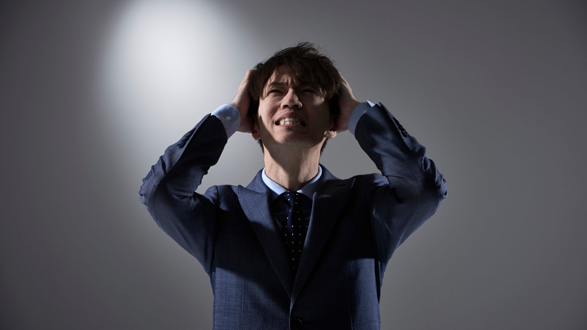 Ngứa đầu là triệu chứng thường gặp của vảy nến da đầu