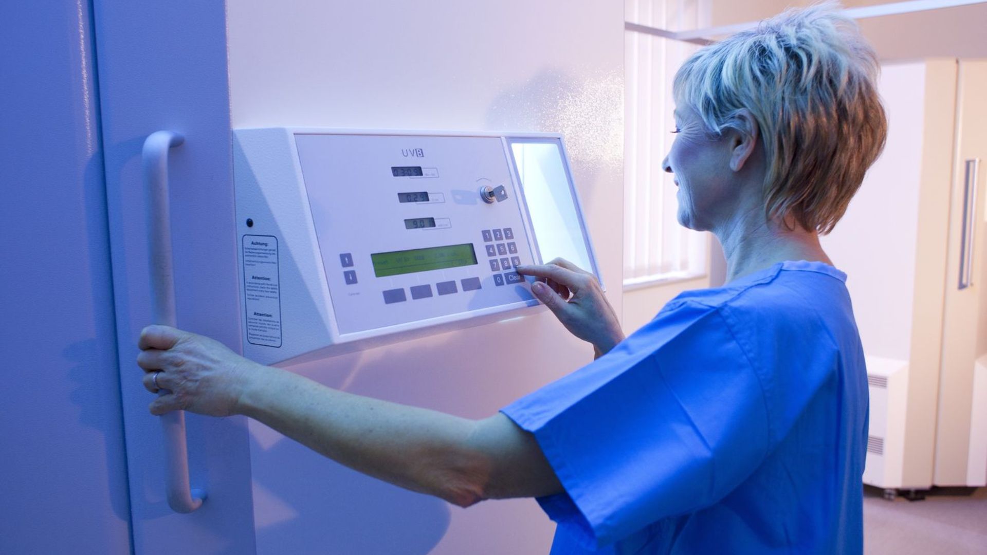 Liệu pháp ánh sáng là phương pháp hiệu quả và an toàn trong điều trị vảy nến da đầu