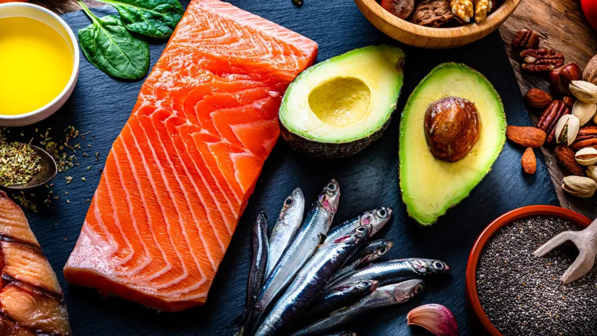 Tuân thủ phác đồ điều trị và bổ sung thực phẩm giàu omega-3 giúp giảm viêm, cải thiện vẩy nến da đầu