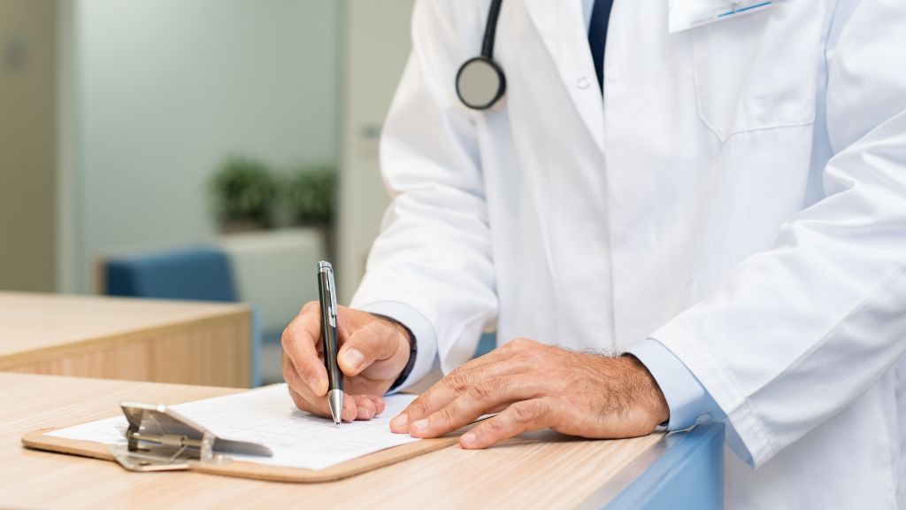 Sau khi thăm khám và chẩn đoán, bác sĩ sẽ đưa ra phác đồ điều trị cá nhân hóa cho từng trường hợp