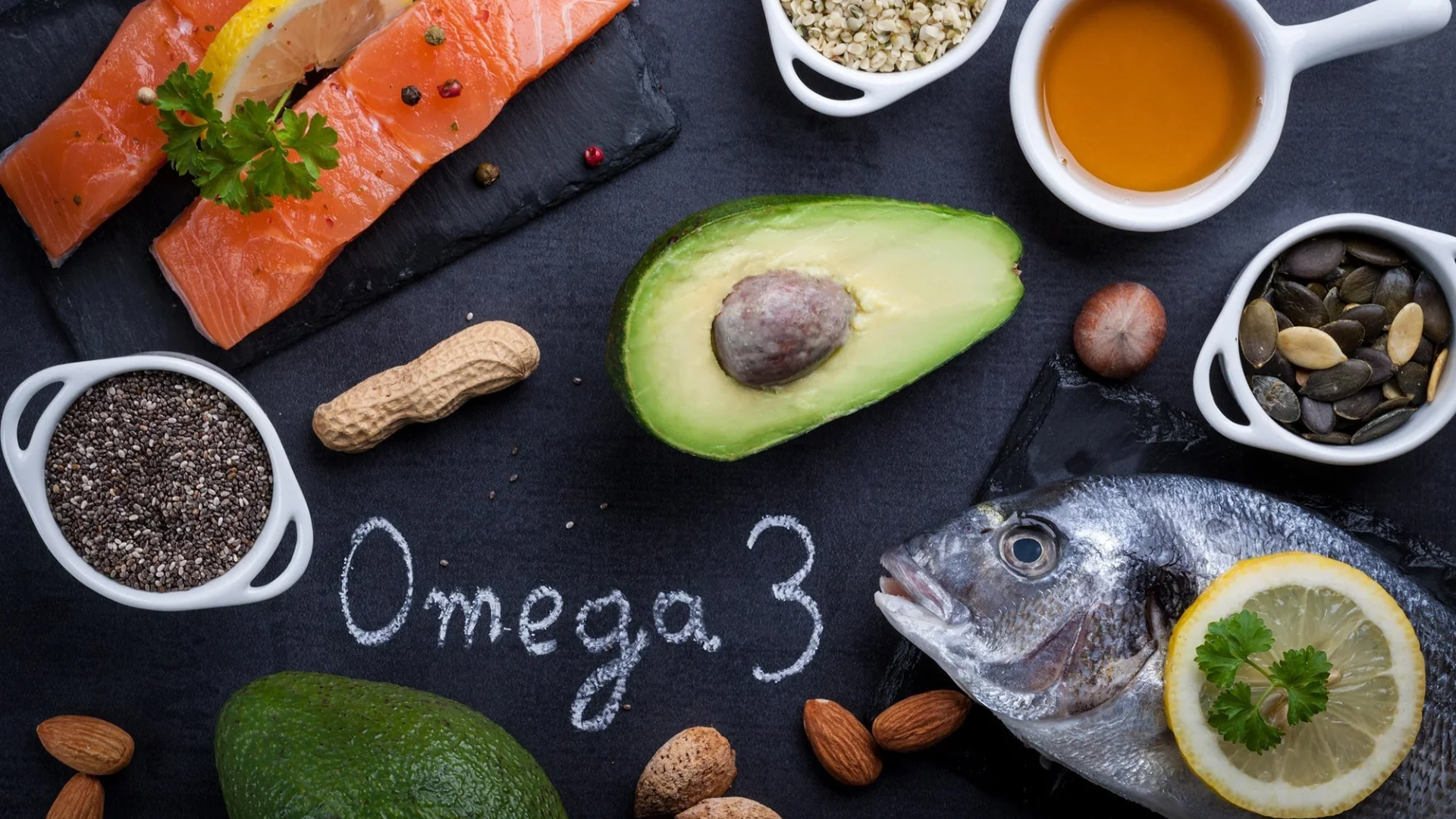 Để giảm nguy cơ bị vảy nến, bạn nên ưu tiên bổ sung omega-3 từ cá, hải sản và các loại hạt trong bữa ăn