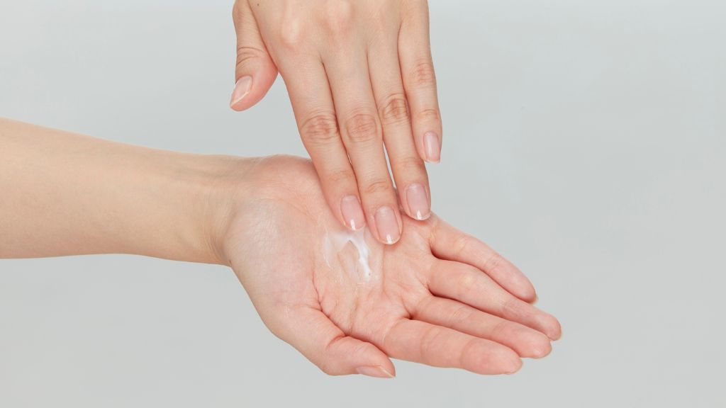 Sử dụng kem dưỡng ẩm không hương liệu, không chất tạo màu để giữ ẩm cho da, hạn chế bong tróc