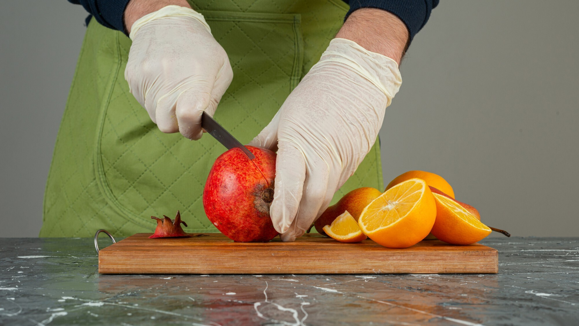 Việc giữ sạch giúp loại bỏ vi khuẩn từ môi trường từ tay người chế biến và từ dụng cụ