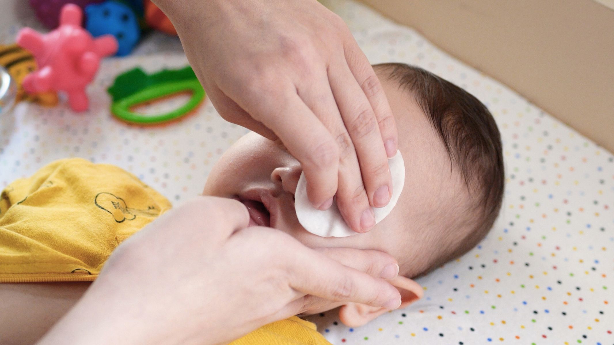 Cha mẹ nên dùng gạc sạch đã thấm dung dịch nước muối sinh lý, nhẹ nhàng lau từ khóe mắt trong ra phía ngoài