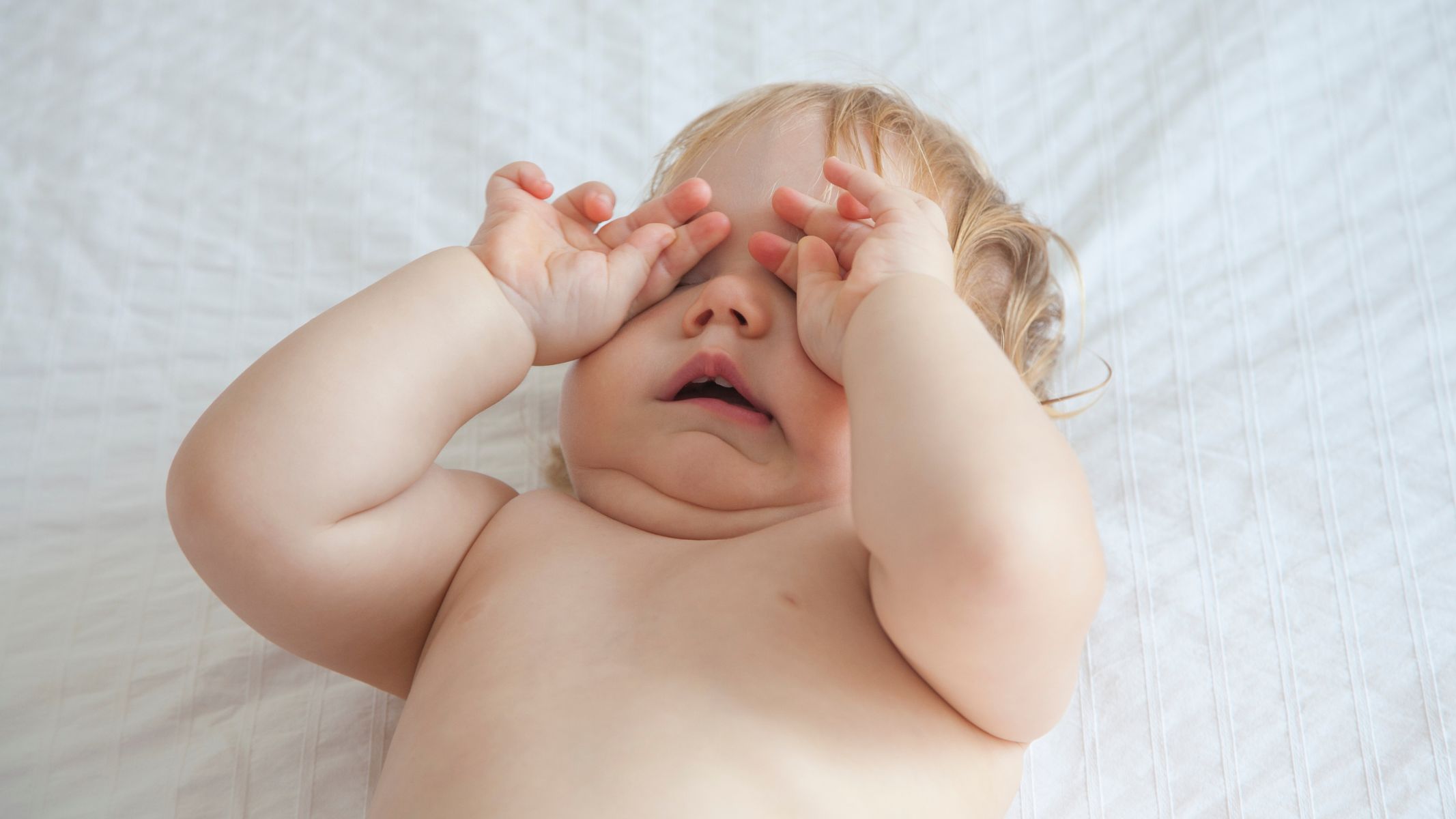 Cha mẹ không nên tự ý mua thuốc nhỏ mắt khi thấy trẻ có ghèn hoặc đỏ mắt