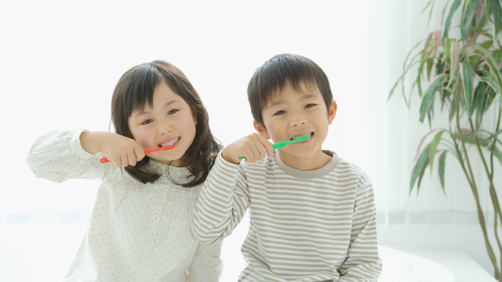 Vệ sinh miệng cho bé bị tay chân miệng an toàn với những nguyên tắc cần biết