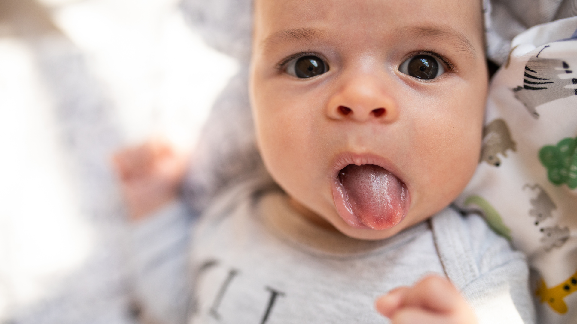 Chọn cách vệ sinh miệng phù hợp theo tuổi của trẻ sơ sinh